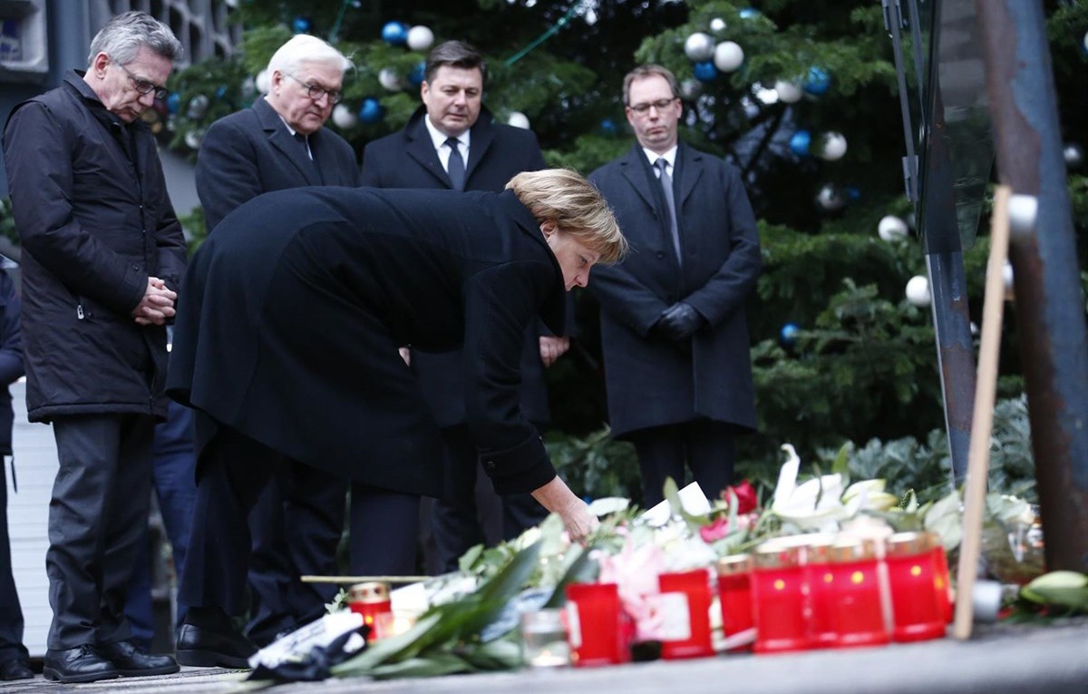 Angela Merkel ret homenatge a les víctimes de l'atemptat d'aquest dilluns