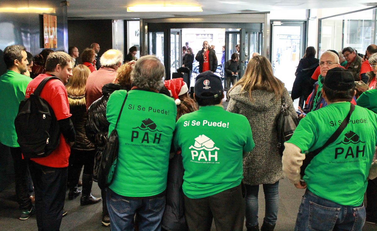 Membres de l'APE i la PAH protesten a la seu d'Endesa a Barcelona