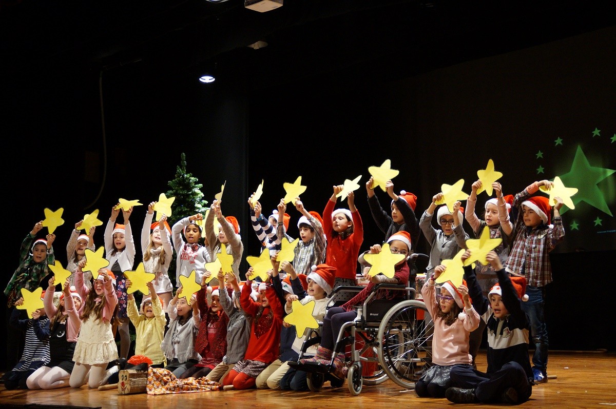 Alumnes de l'escola Santa Teresa de Jesús, durant l'espectacle de Nadal.