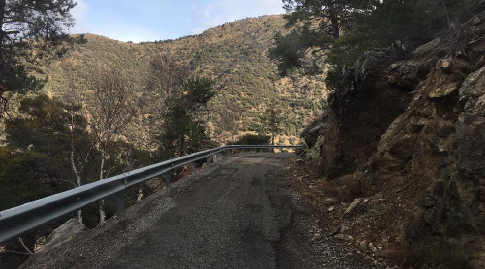 El mal estat de la carretera de Montenartró és evident