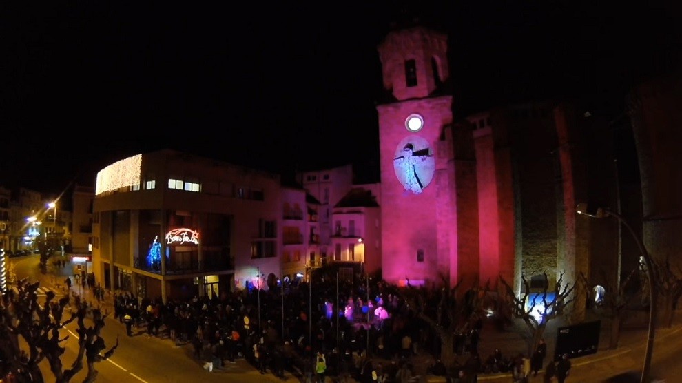 L'aixecada del Ninot de 2015 a la plaça de la Creu de Tremp