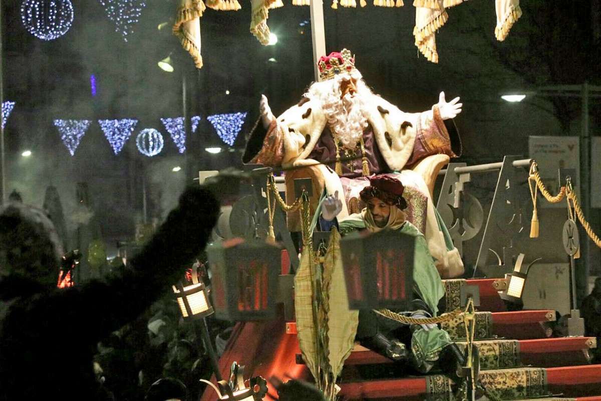Melcior saludant des de la seva carrossa en una imatge d'arxiu de la cavalcada de Reis a Vic.
