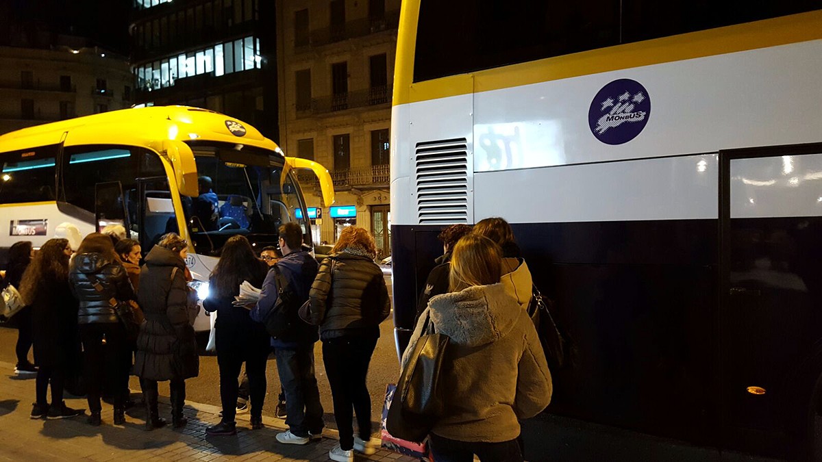 Passatgers pugen a un dels autobusos amb destinació a Barcelona