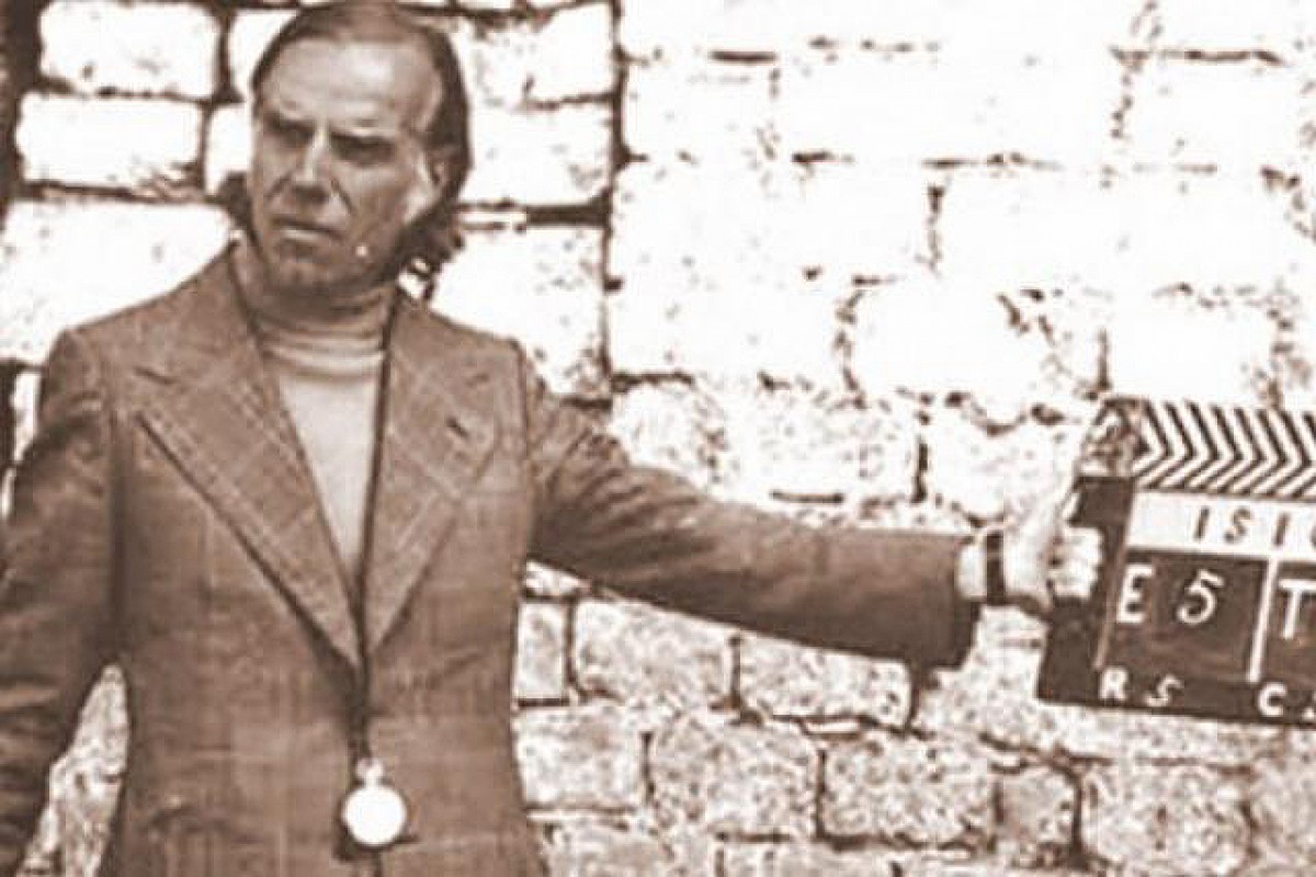 El jesuïta fruitosenc Lluís Espinal, aguantat una plaqueta cinematogràfica