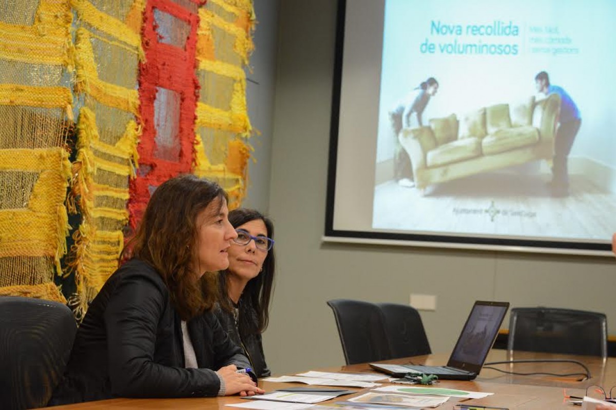 Mercè Conesa, alcaldessa de Sant Cugat, amb la regidora d'Entorn Urbà, Cristina Paraira