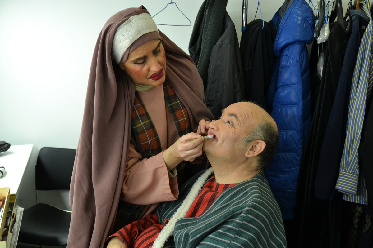 La Marta (Sílvia Comellas) maquilla en Jeremies (Ferran Dinarés).