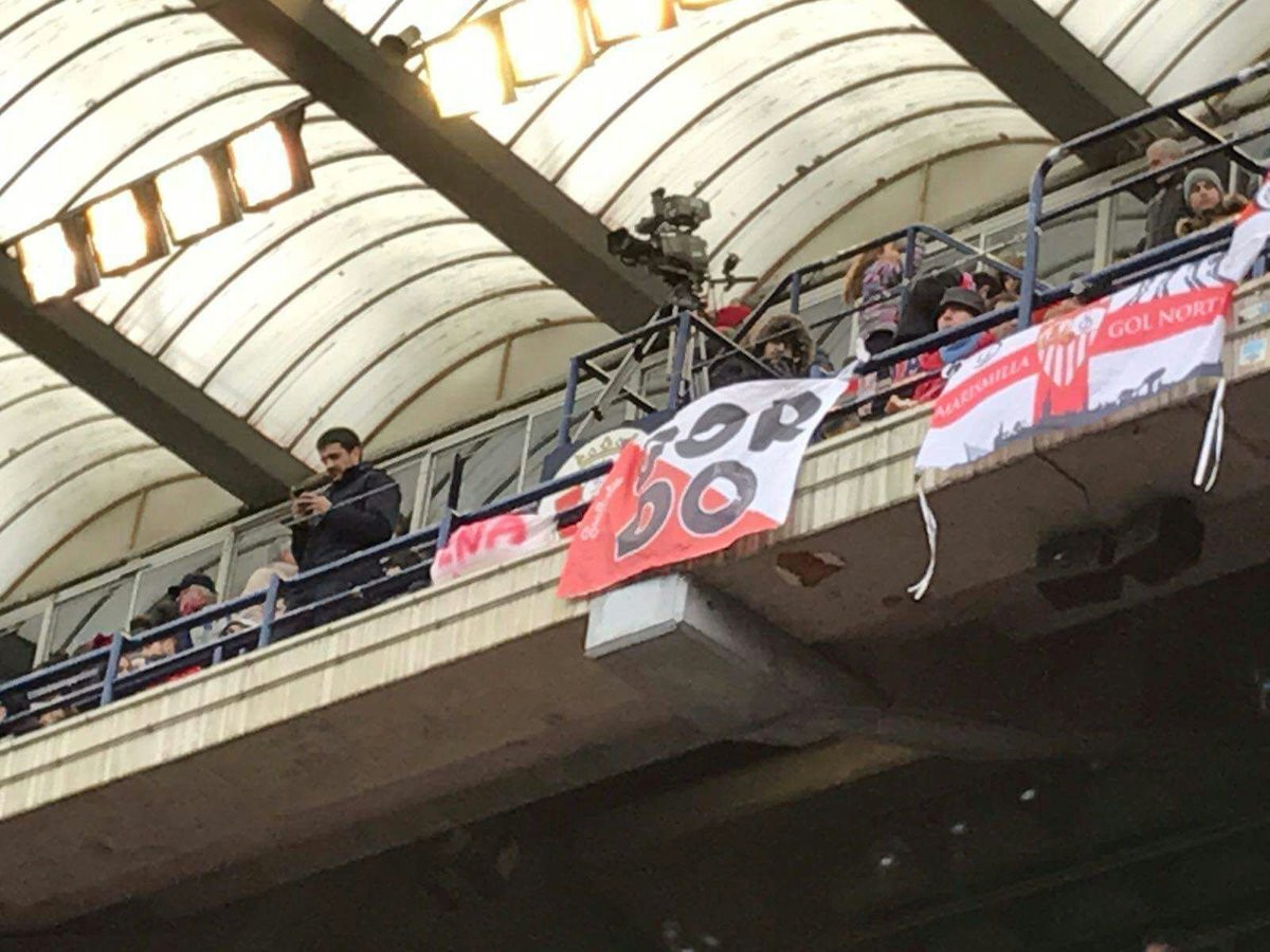 La pancarta situada al sector sevillista durant el partit Osasuna-Sevilla.