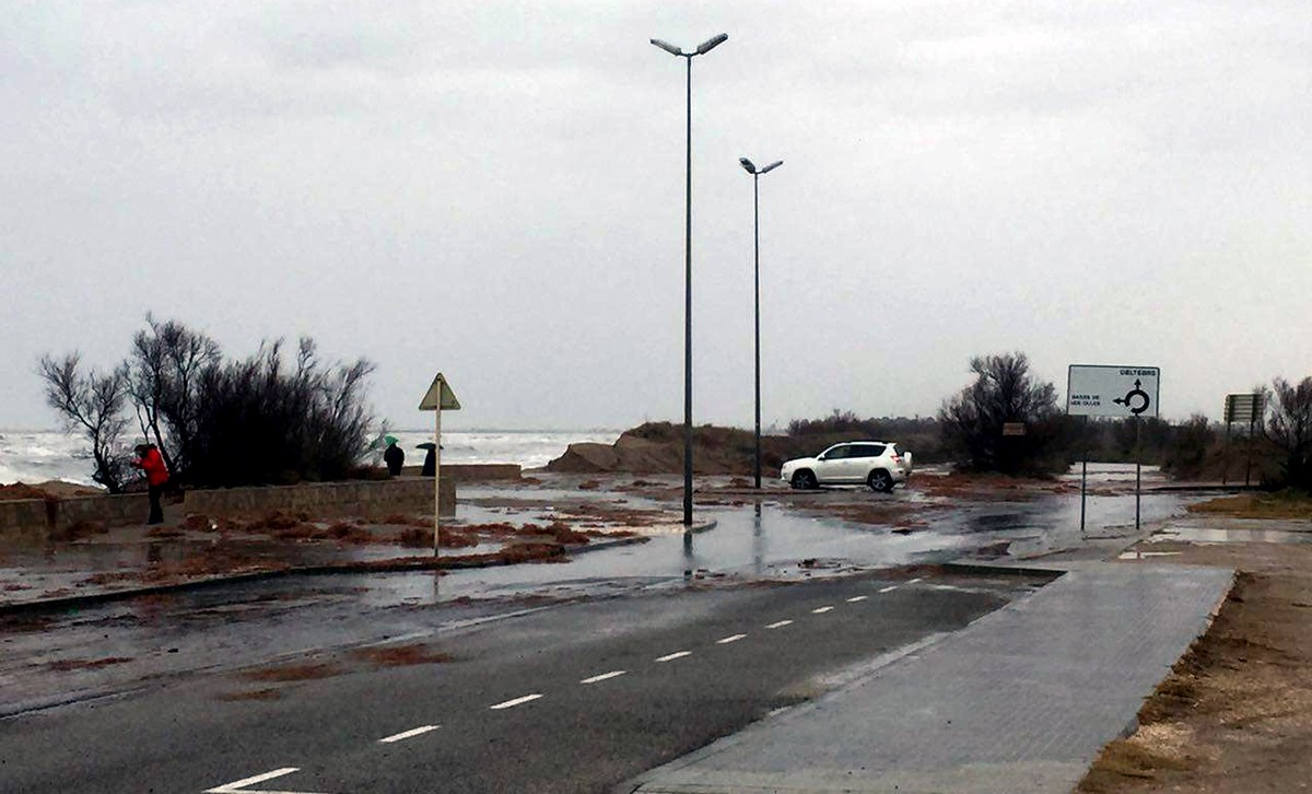 Imatge d'arxiu d'un dels temporals que han anat engolint la platja de l'Arenal fins fer-la desaparèixer en els últims anys.