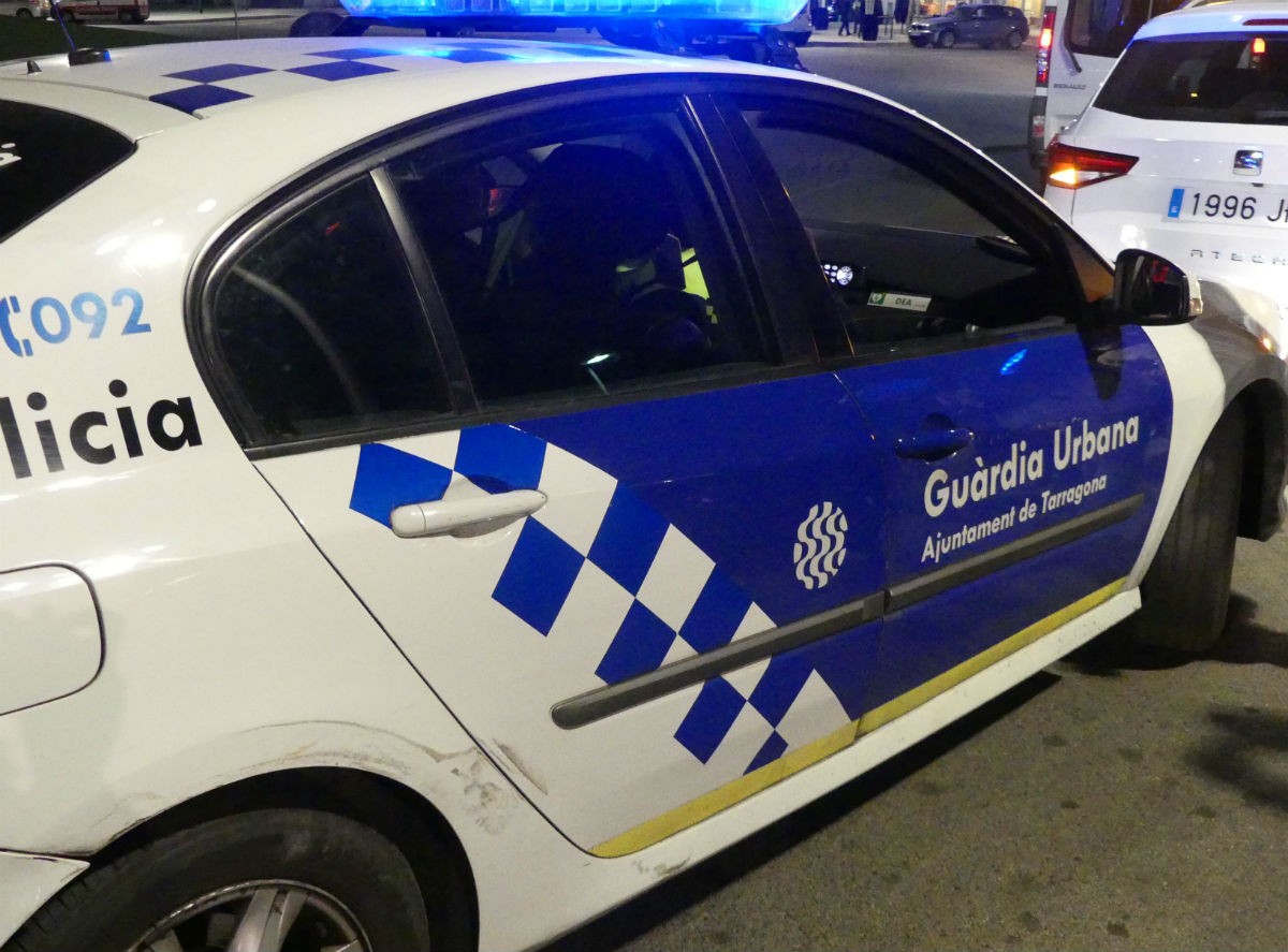 La Guàrdia Urbana de Tarragona va detenir els dos ocupants del vehicle.