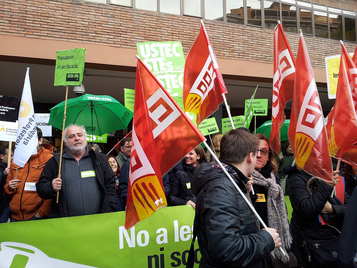 Desenes de delegats sindicals a les portes d'Ensenyament