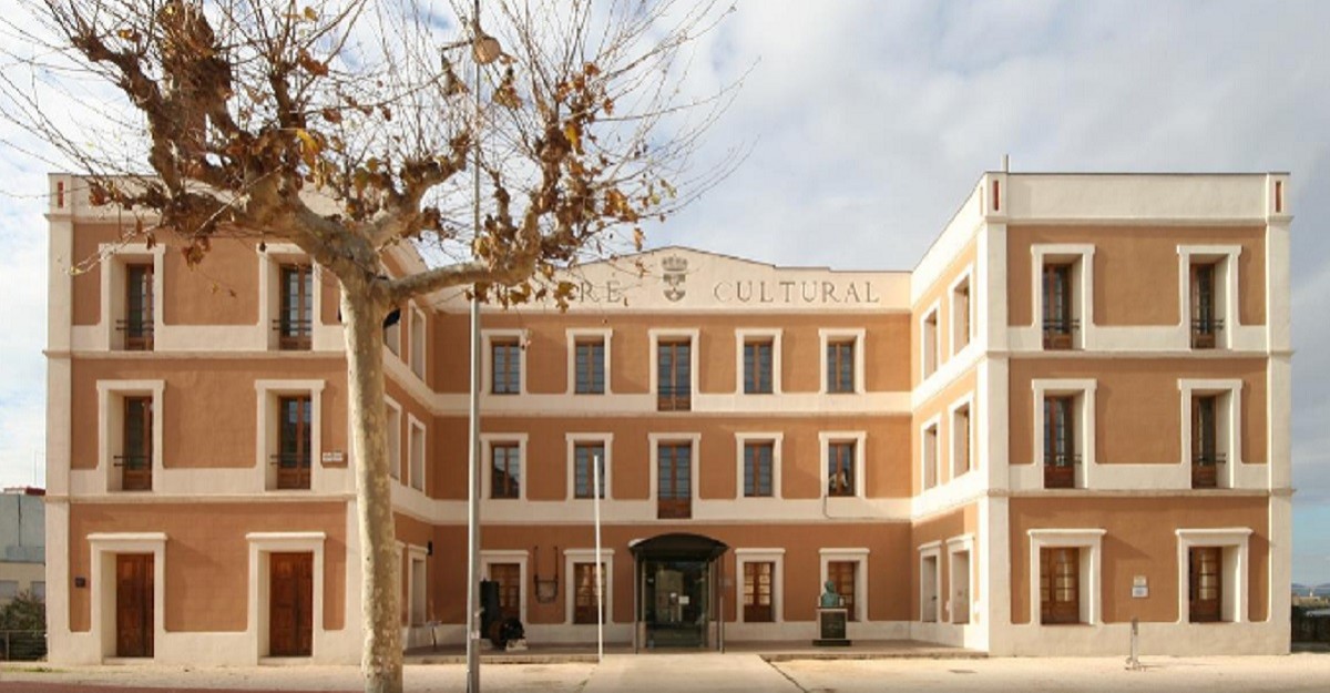 Façana de la biblioteca comarcal Sebastià Juan Arbó d'Amposta.