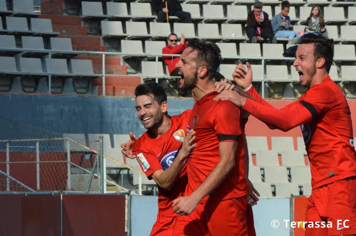 Els jugadors del Terrassa FC celebren el gol de la victòria.