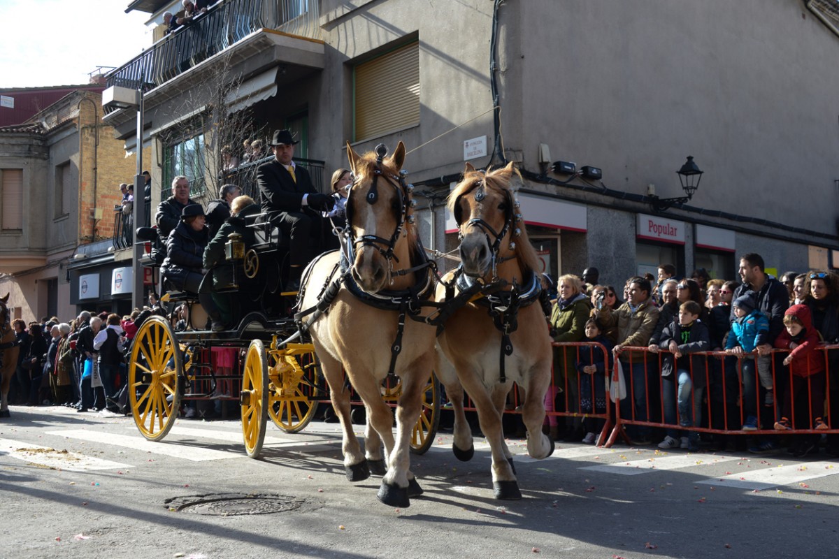 Un carruatge, al seu pas per l'avinguda de Barcelona de Rubí.