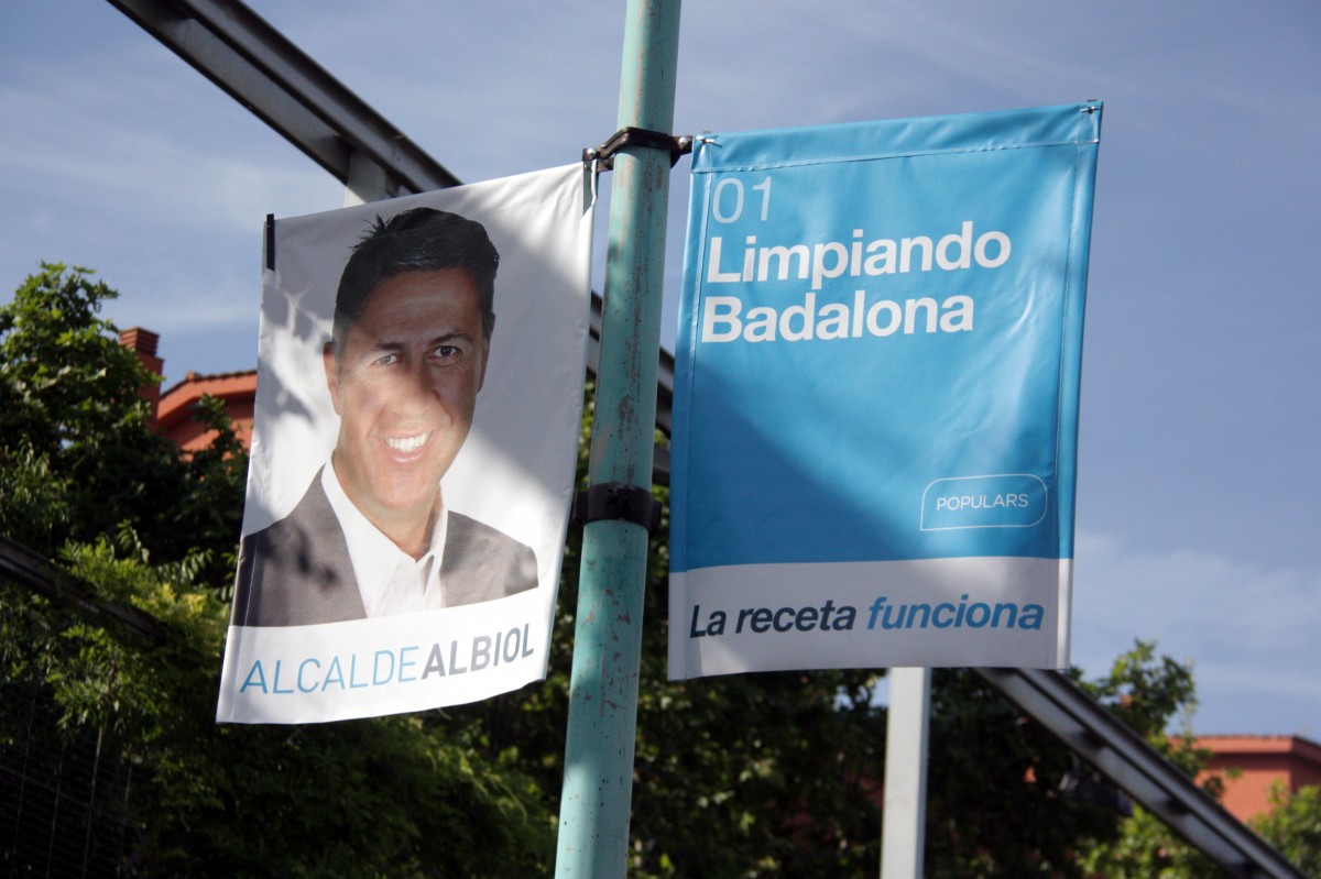 Banderoles amb la polèmica campanya d'Albiol: «Netejant Badalona»