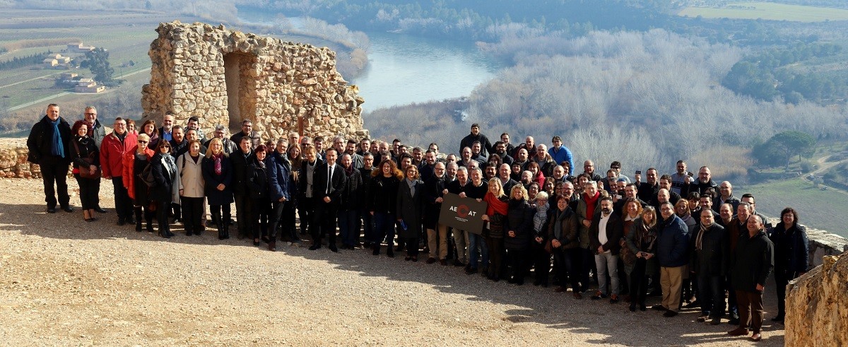 Foto de família dels càrrecs electes ebrencs inscrits a l'AECAT en la presentació de l'assemblea que ha fet l'AMI al Castell de Miravet. 