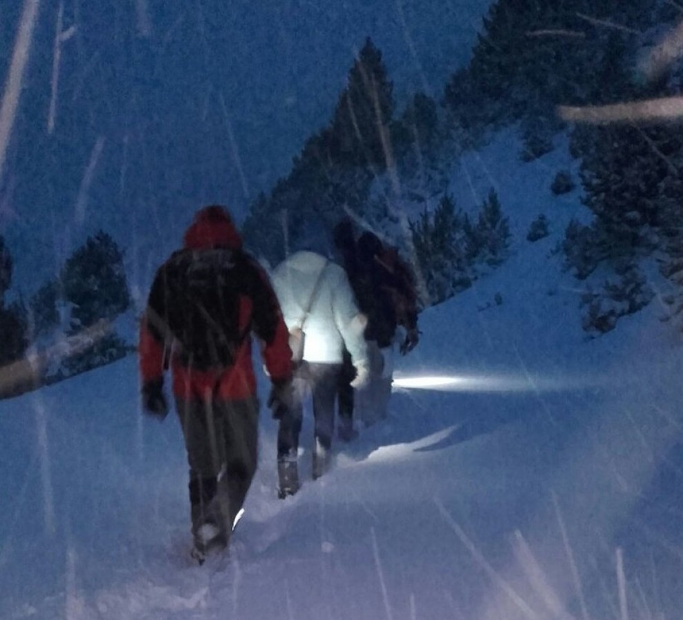 Els Bombers han acompanyat la família fins a un lloc segur caminant entre la nevada.