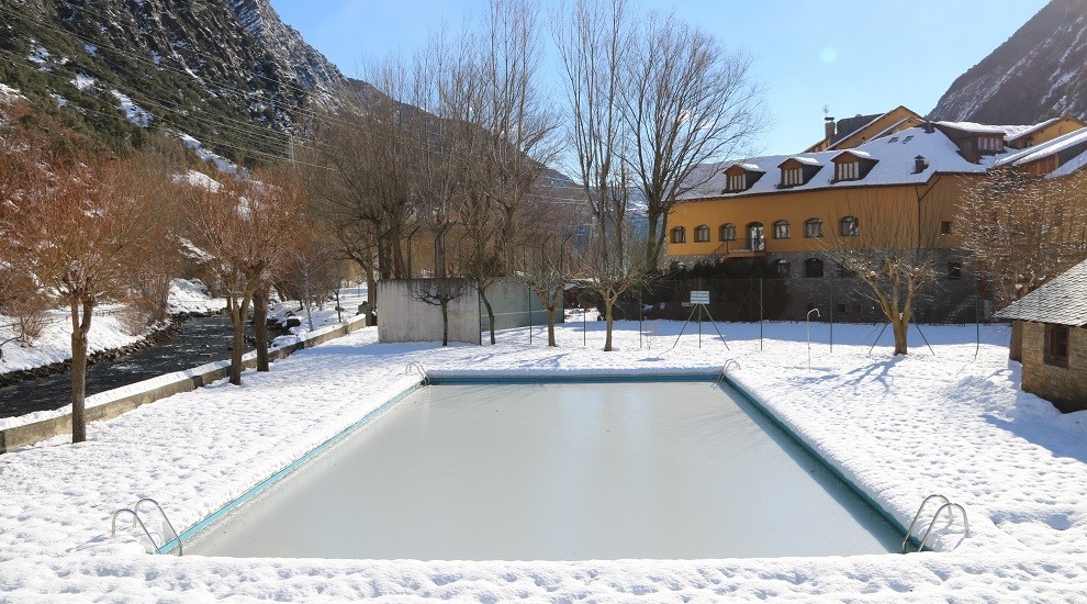Una piscina congelada a Escaló, al Pallars Sobirà, aquest dimarts