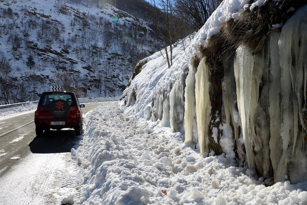 Un tram de la carretera de Tavascan plena de caramells de gel al lateral