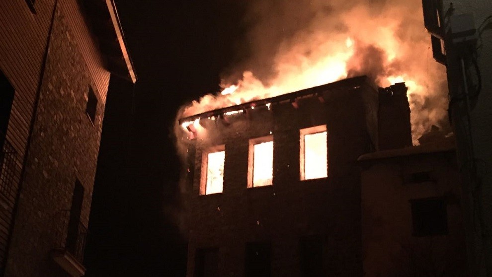 Les flames van afectar la teulada i dos apartaments de l'edifici