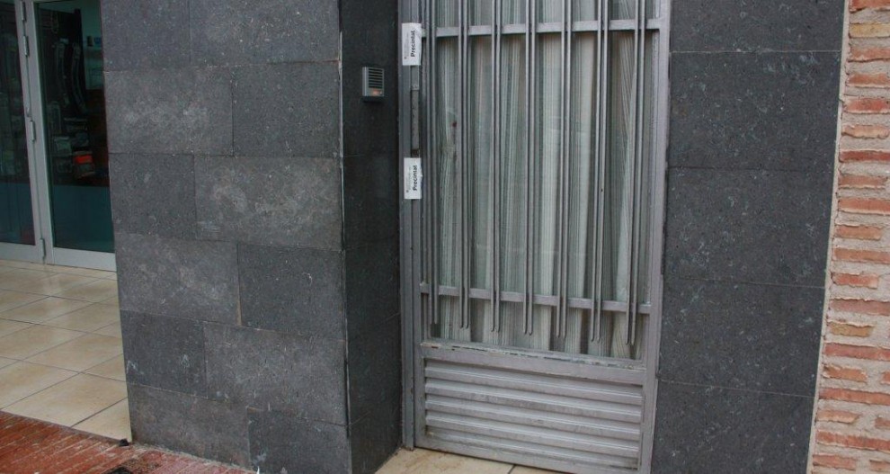 Imatge de la porta de l'edifici on van passar els fets