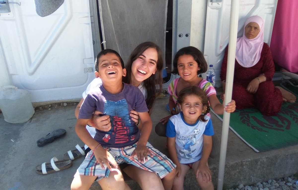 La Paula, amb un grup de nens, en un viatge anterior als camps de refugiats de Grècia.