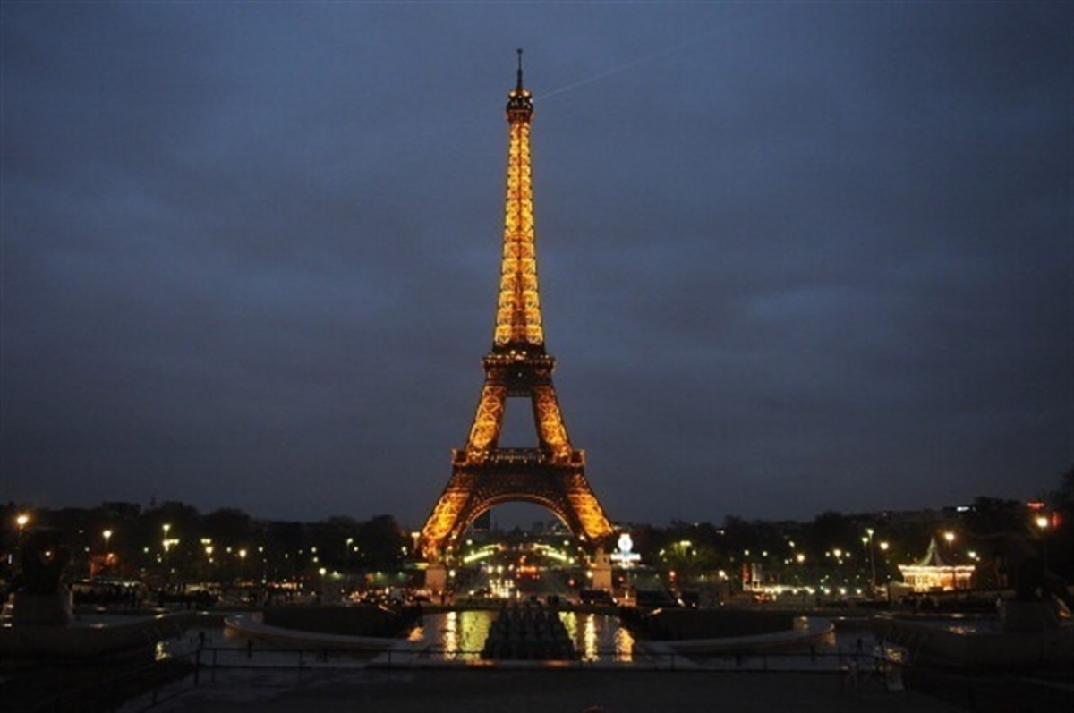 La Torre Eiffel, il·luminada de nit