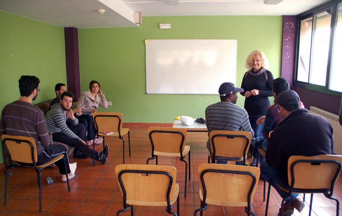 Un grup de refugiats fent classes de castellà a l'alberg de Berga