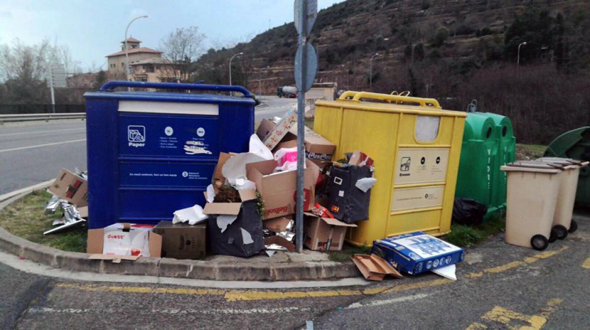 Una illa de contenidors repleta de deixalles a Puig-reig