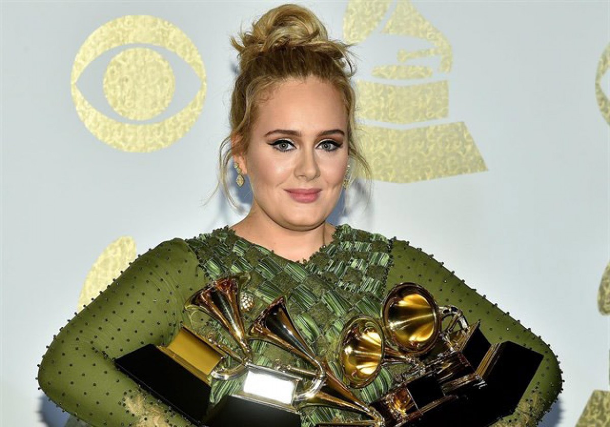 Adele, amb els 5 Grammys guanyats aquesta matinada