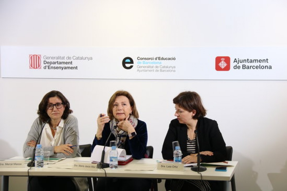 Mercè Massa, gerent del Consorci d'Educació de Barcelona; Maria Jesús Mier, presidenta; i Laia Ortiz, vicepresidenta, presentant l'oferta educativa del curs 2017-2018