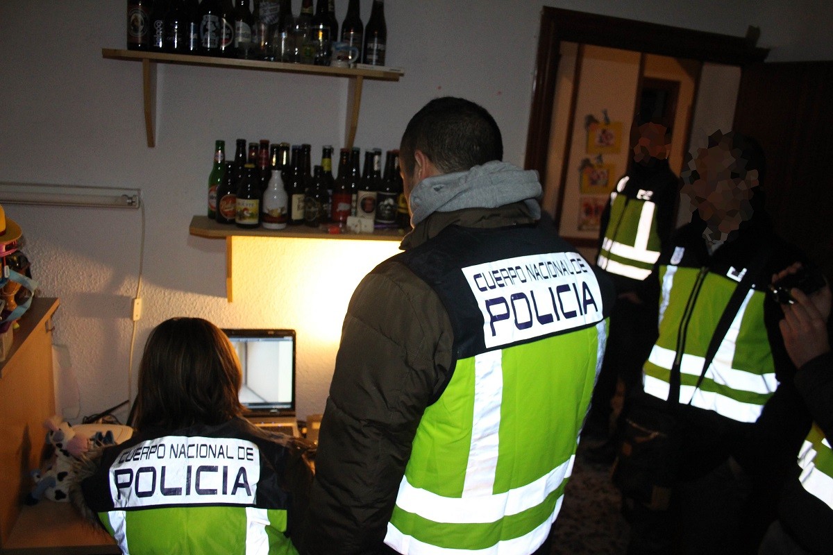 La Policia espanyola en un dels registres practicats.