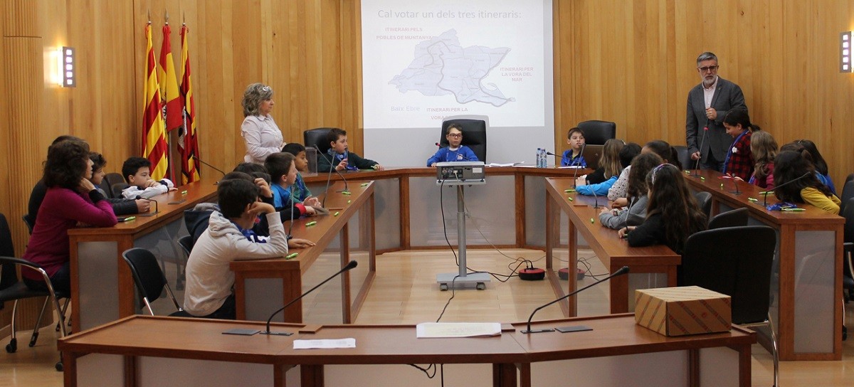 Imatge de la visita dels escolars al Consell Comarcal del Baix Ebre.