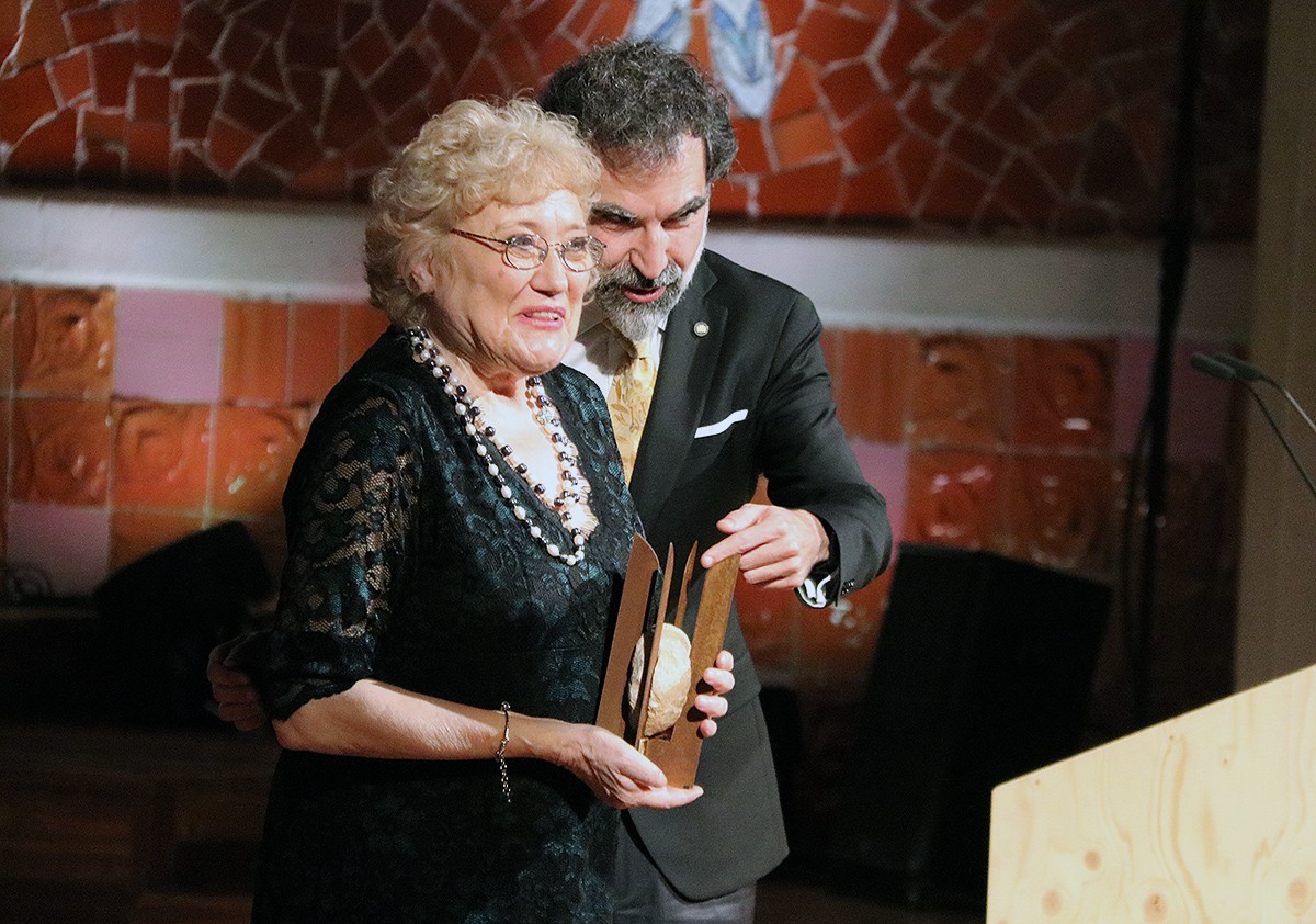 Isabel-Clara Simó rebent de la mà de Jordi Cuixart el Premi d'Honor de les Lletres Catalanes el 2017