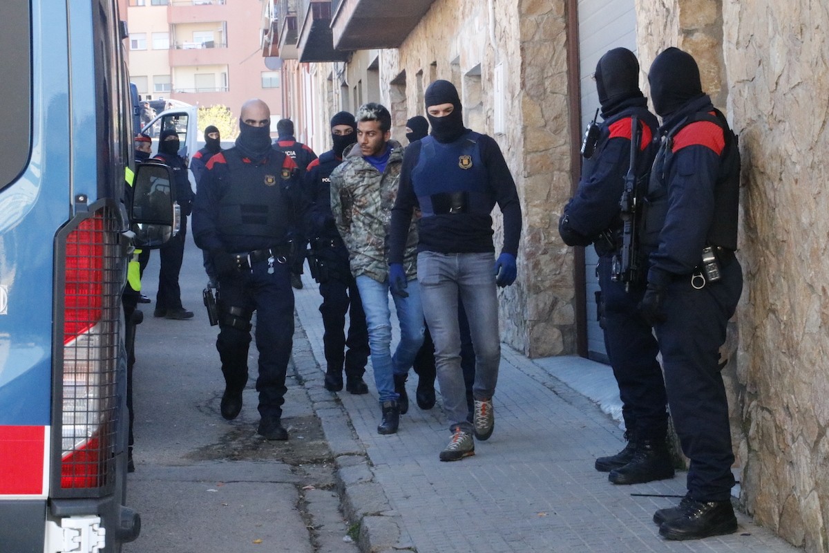 Els Mossos d'Esquadra s'emporten un dels detinguts.