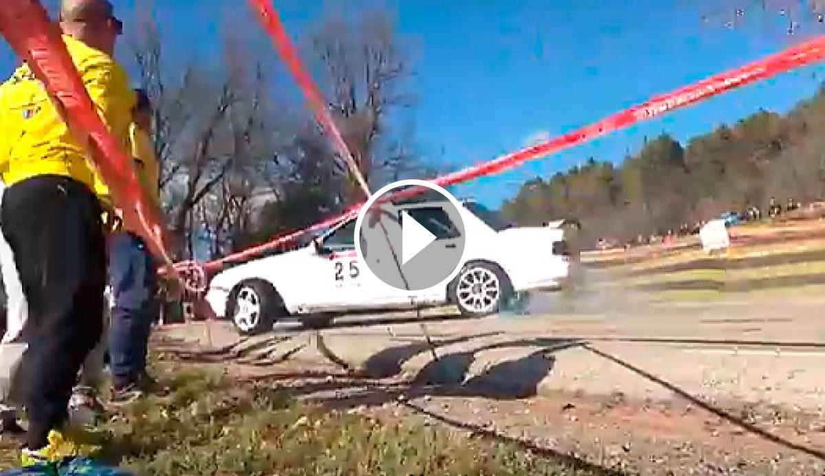 Un Ford Fiesta ha patit un petit accident en una corba