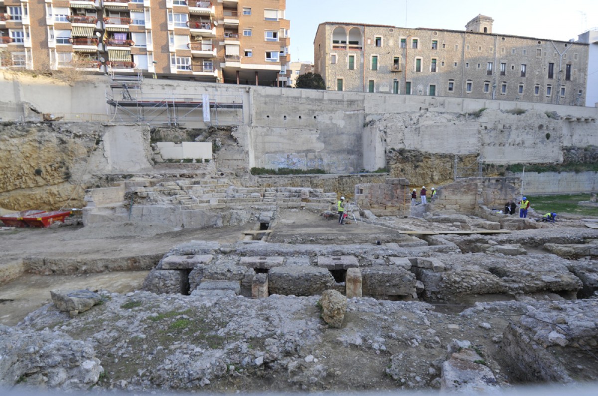 Vista general de les excavacions recents a l'entorn del teatre romà de Tarragona