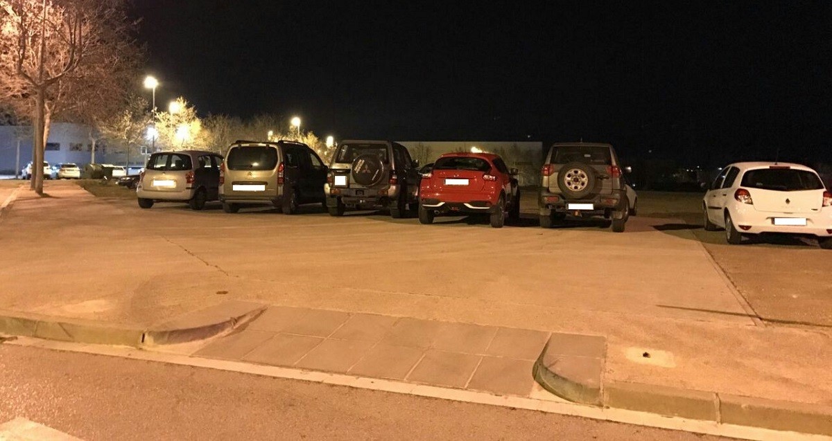 Els cotxes que van bloquejar la sortida del solar, on hi havien aparcats més d'una desena de vehicles, al polígon Les Tosses d'Amposta.