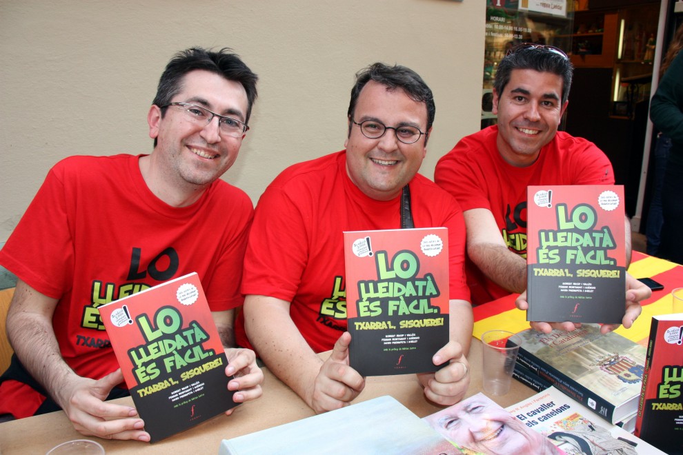 Imatge dels tres autors del llibre durant un Sant Jordi