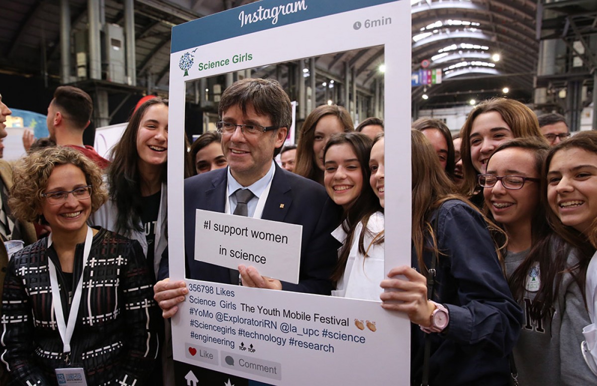 El president Carles Puigdemont amb les noies del projecte ScienceGirls