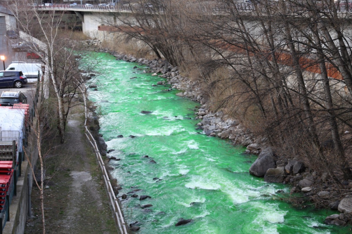 El riu Valira baixa verd.