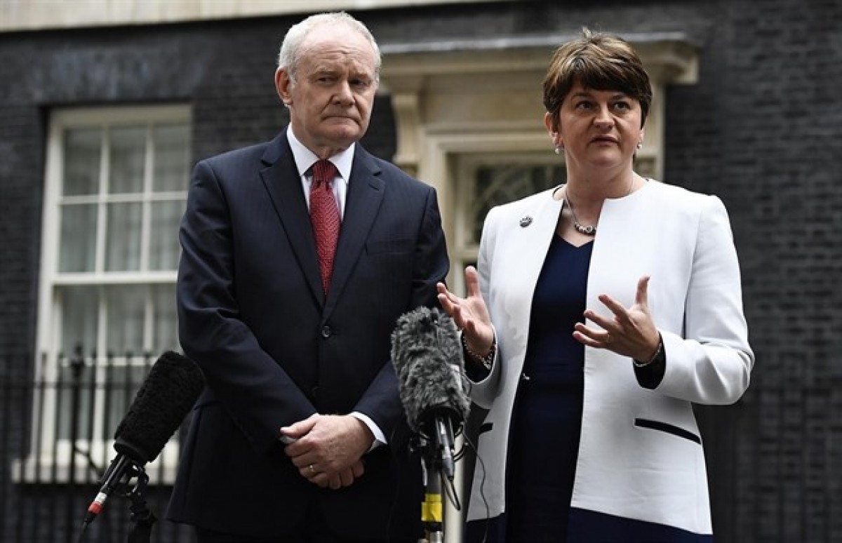 Martin McGuiness i Arlene Foster abans de veure's obligats a convocar noves eleccions