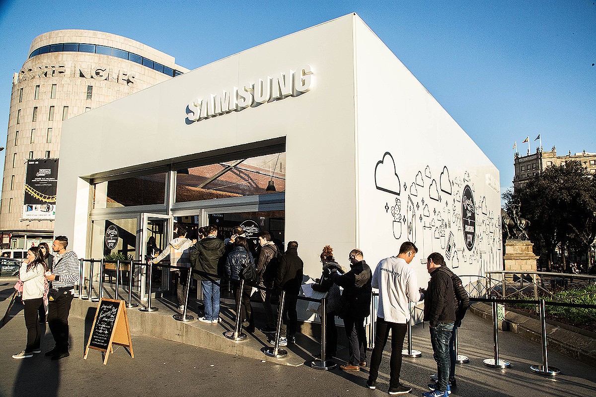 L'estand de Samsung a la plaça de Catalunya concidint amb el Mobile