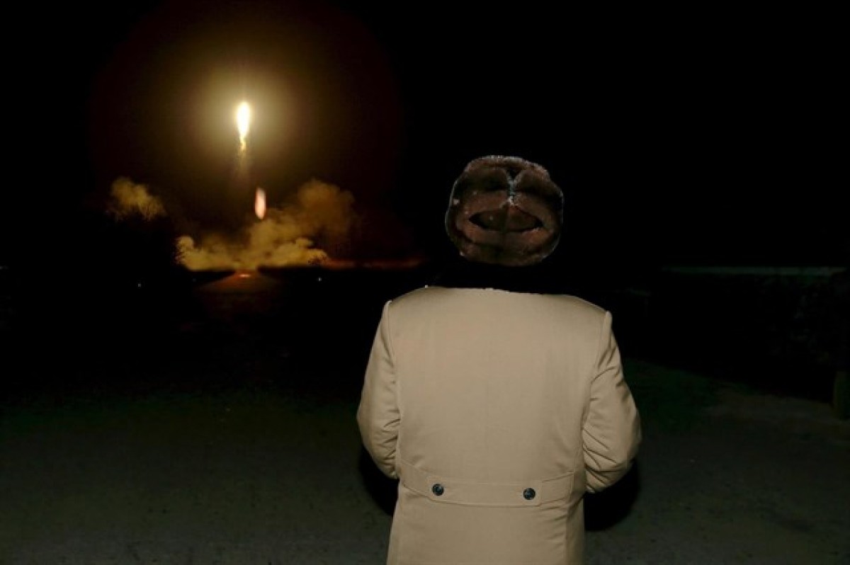 El líder nord-coreà Kim Jong-un observant el llançament d'un míssil