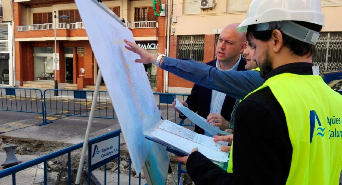 Visita de la segona obra, al carrer Sant Isidre, de l'alcalde de La Ràpita, Josep Caparrós, i responsables d'Aigües de Catalunya.