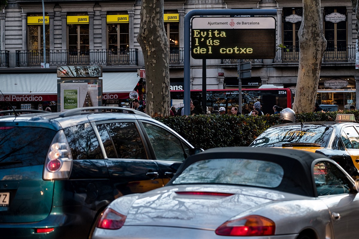 Avís de contaminació atmosfèrica en un panell informatiu de Barcelona