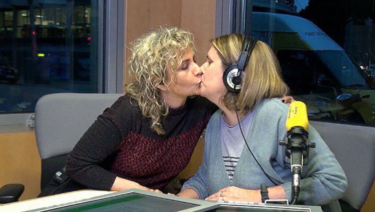 El petó de Mònica Terribas amb una col·laboradora del programa