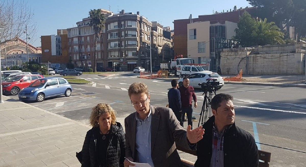 Meritxell Roigé, Ferran Bel i Domingo Tomàs durant la roda de premsa de presentació de la renovació de l'enllumenat de l'avinguda Lleida.