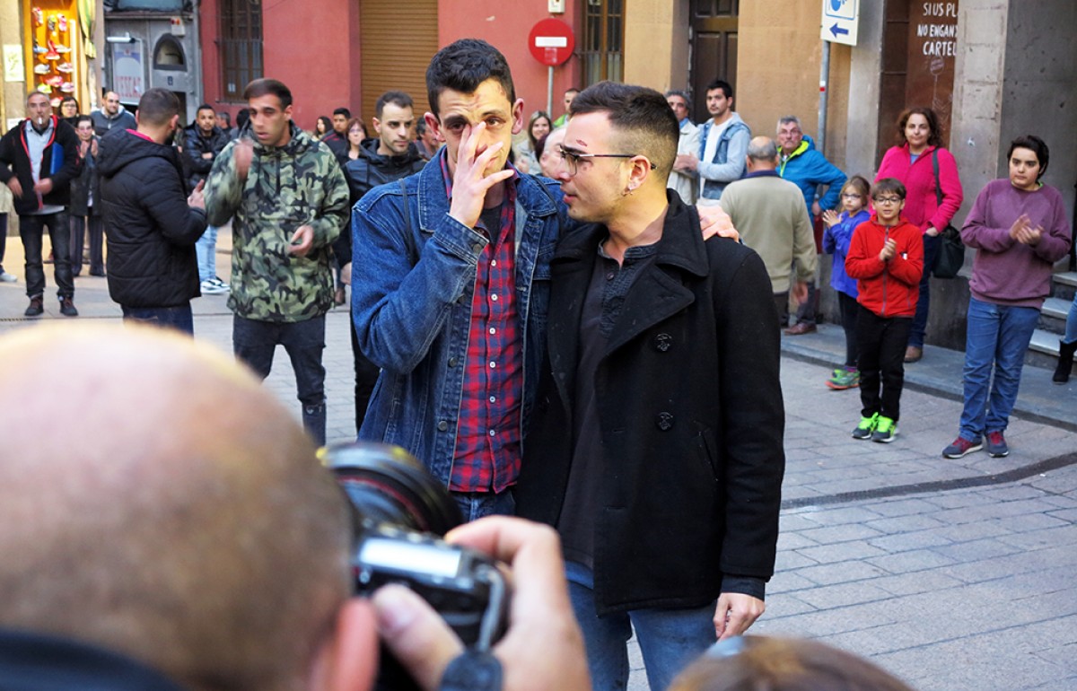 L'Andy i el Jorge, els dos nois apallissats aquest cap de setmana per fer-se un petó en públic a Berga, arribant a la plaça de Sant Pere.