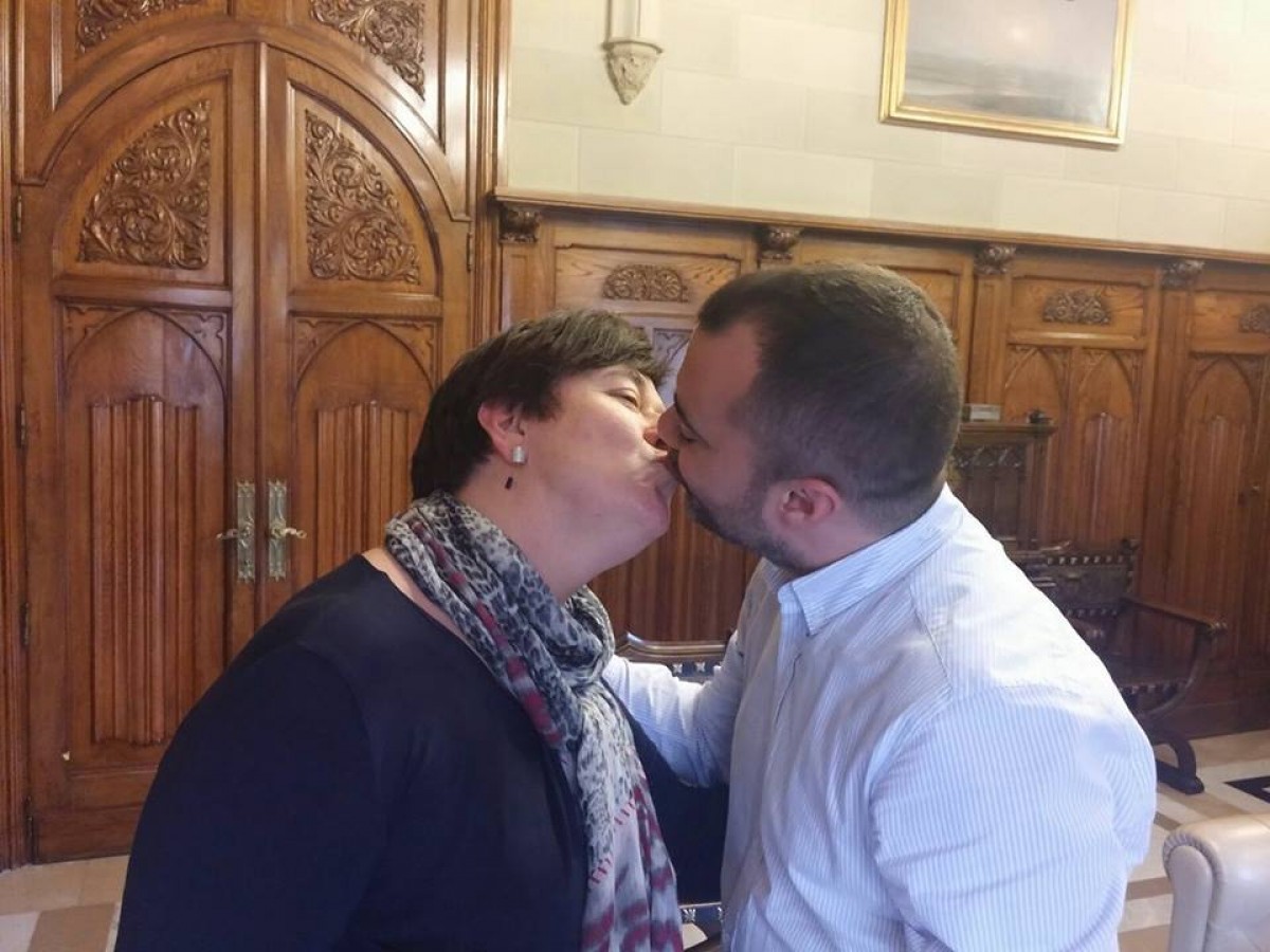 El petó entre Jordi Ballart i Rosa Maria Ribera.