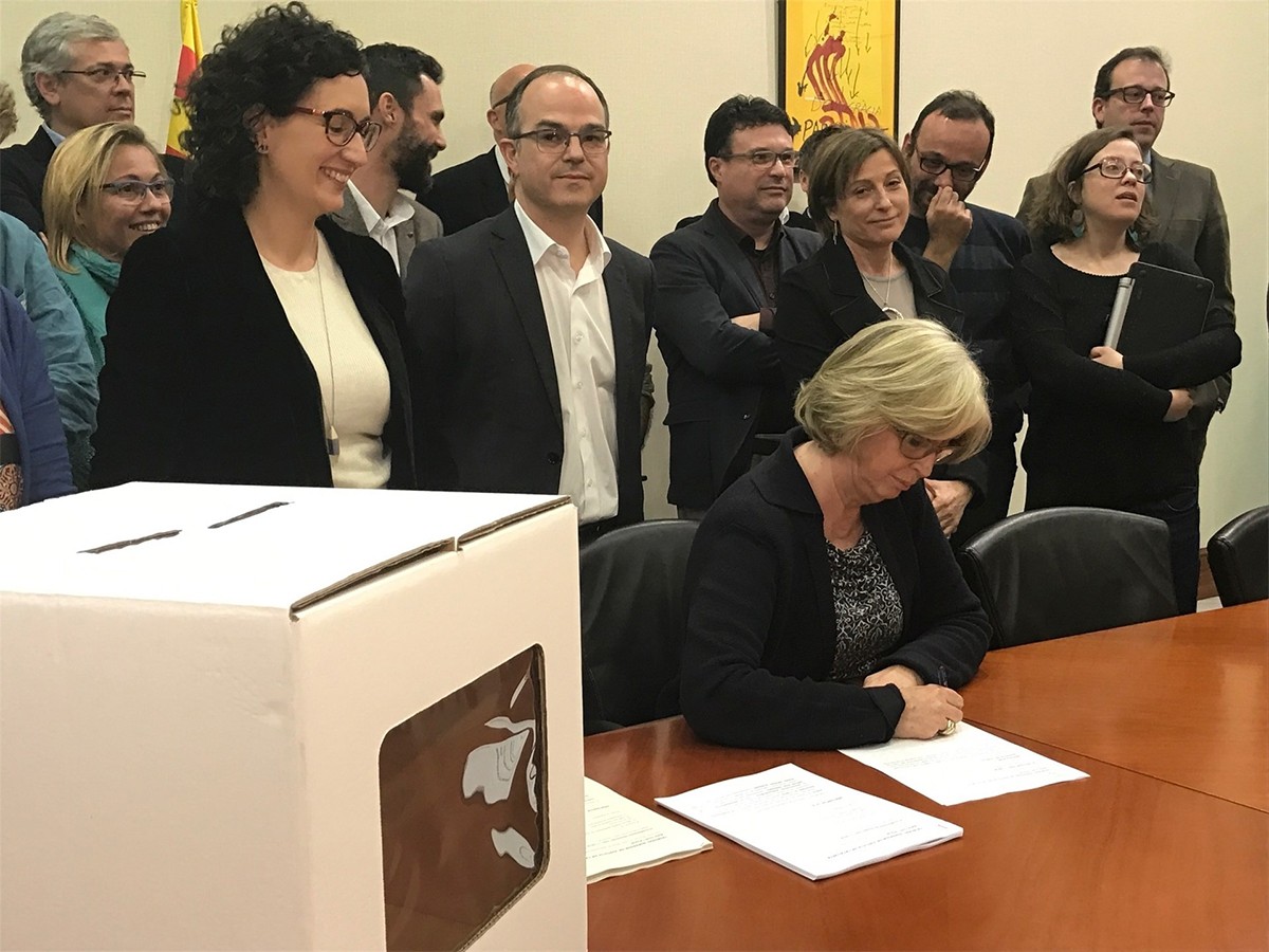 Irene Rigau, signant la recepció de la condemna del TSJC, amb el suport de diputats de JxSí, CSQEP i la CUP